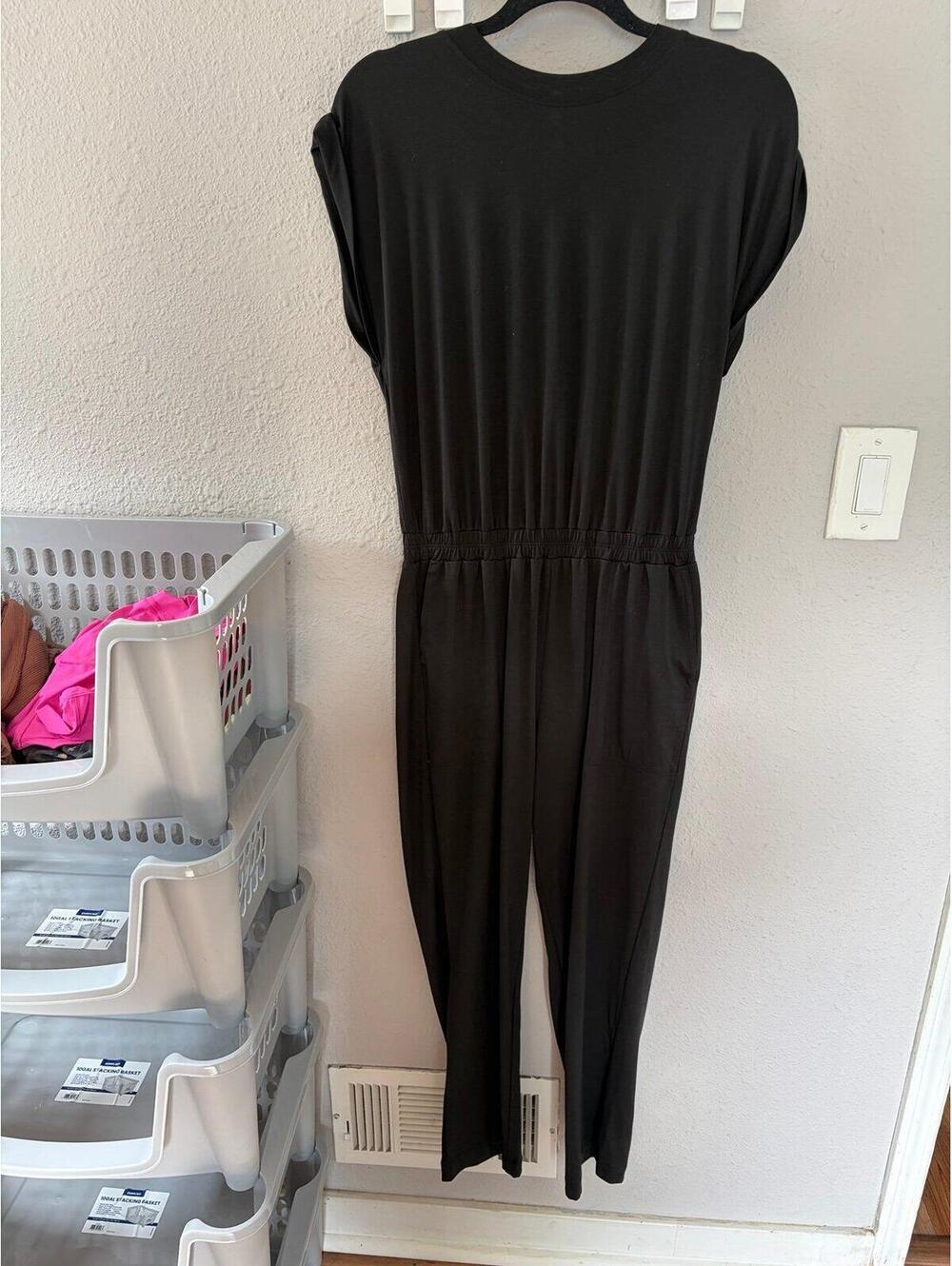 Vuori Lux Crew Short Sleeve Jumpsuit Black size M. EUC. $138 retail. 27in inseam